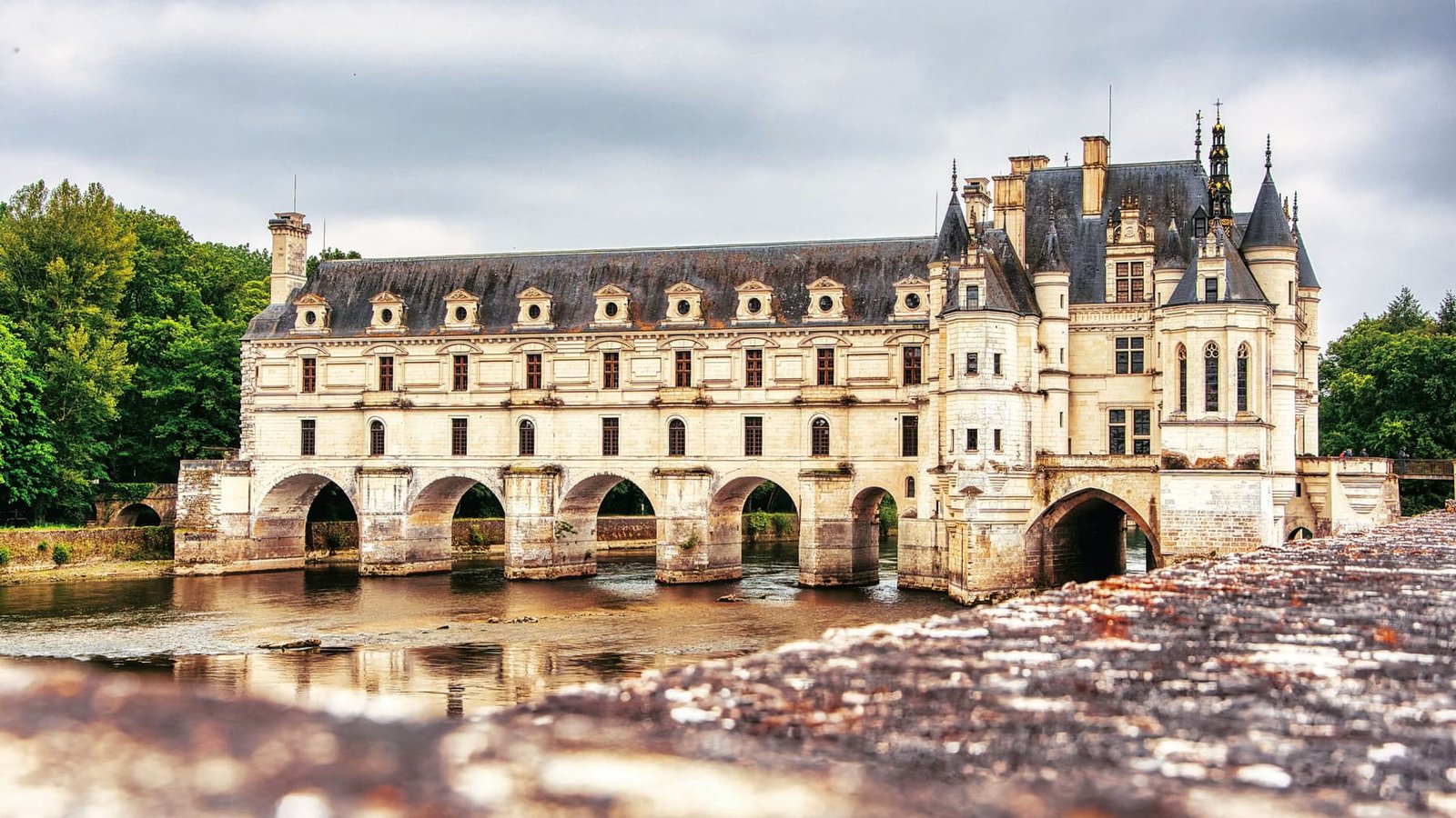 Cross the Cher on Chenonceau&rsquo;s arches